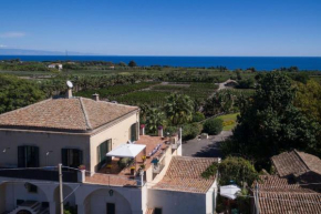Гостиница Villa Praiola - Exclusive seafacing mansion with pool and Jacuzzi, Сан Леонарделло